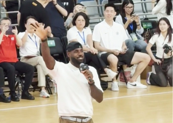 詹姆斯交大行盛况：朱俊龙到场喊GOAT 库里粉丝带头追车交警鸣哨